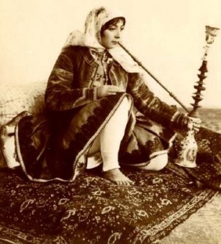 Mujer fumando cachimba