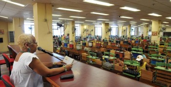 Reader in a modern cigar factory 